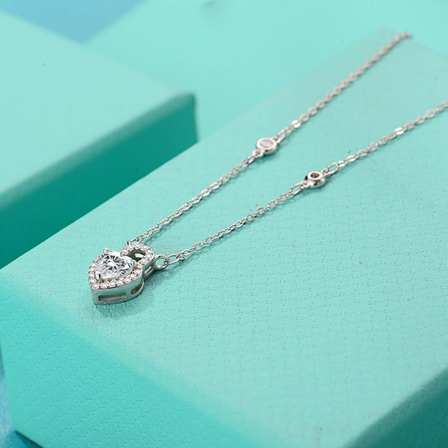 14K Gold Heart-Shaped Necklace for Women, 0.8ct D-color Round Cut Diamond Pendant, Elegant Jewelry for Any Occasion, Ideal Gift for Your Beloved Wife