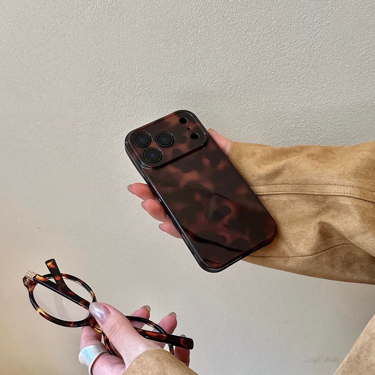 Aesthetic Tortoise Shell Phone Case for iPhone 17 Pro 6.3in,Retro Cool Girl Leopard Print Brown Amber Trendy Full Camera Protective Cover for iPhone 17pro 6.3"