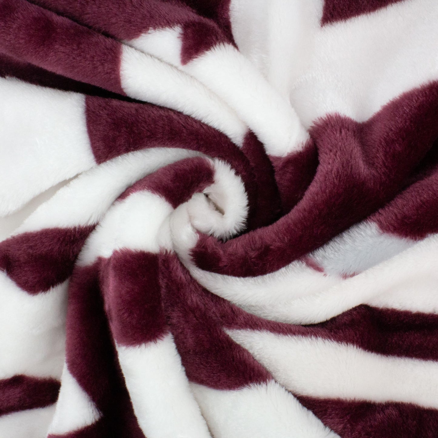 Everything Comfy Georgia Bulldogs Soft and Warm Huge Raschel Throw Blanket, 86" x 63"