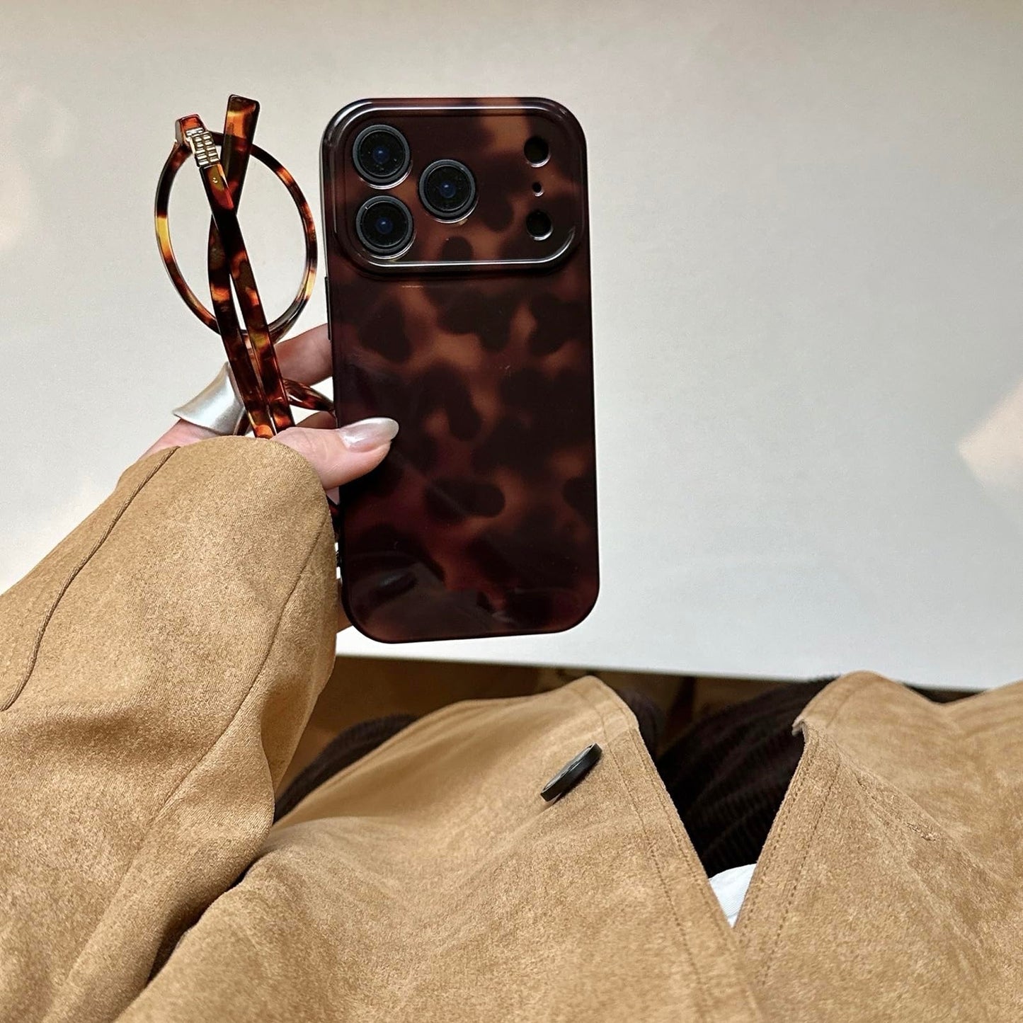 Aesthetic Tortoise Shell Phone Case for iPhone 17 Pro 6.3in,Retro Cool Girl Leopard Print Brown Amber Trendy Full Camera Protective Cover for iPhone 17pro 6.3"