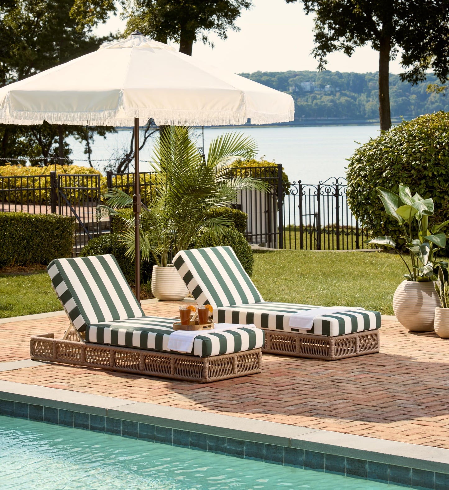 SAFAVIEH Outdoor - Gillian Chaise Lounge Chair - Tan & White - Steel and Woven Rope - Adjustable 5-Position Backrest - Ideal for Patio, Deck, Poolside, Backyard (PAT7527A)