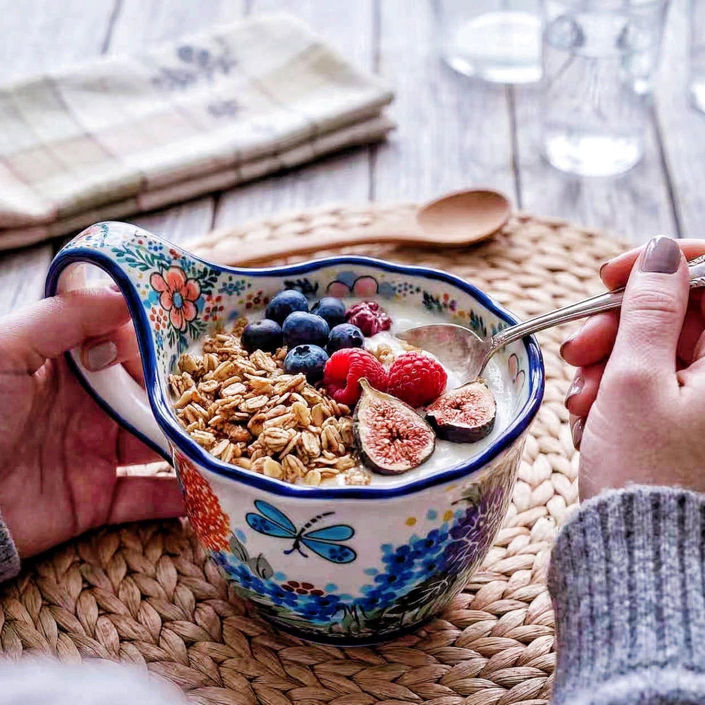 ALMA Handpainted Microwavable Soup Bowl with Loop Handle 18.6oz, Cereal Bowl With Handle Great for Berry, Fruits, Chili, Stew, Ice cream,Floral Soup Mug for Women