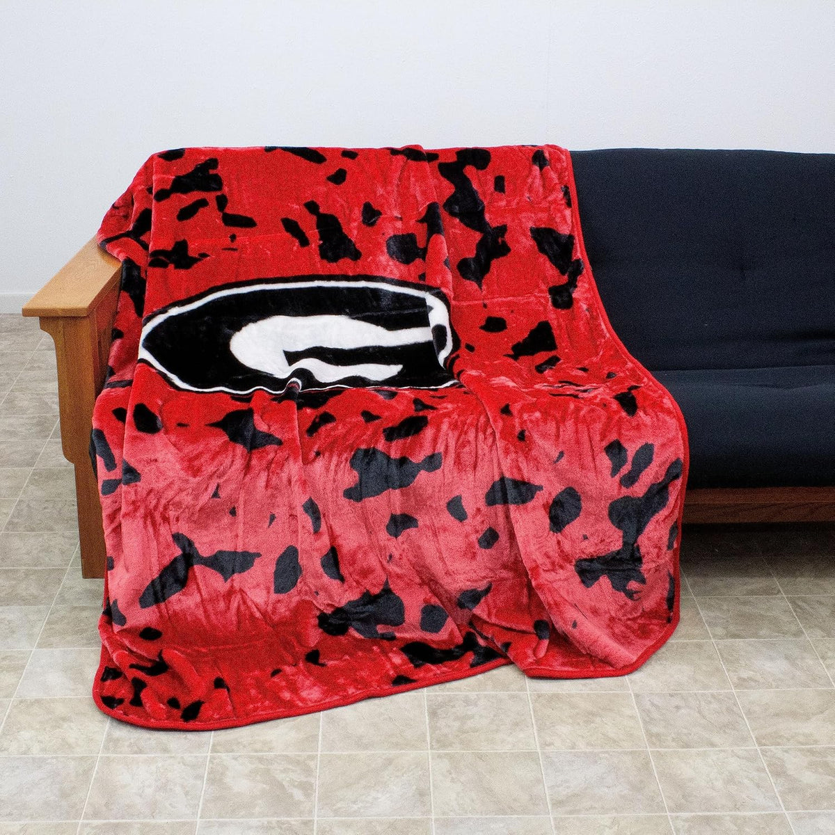 Everything Comfy Georgia Bulldogs Soft and Warm Huge Raschel Throw Blanket, 86" x 63"