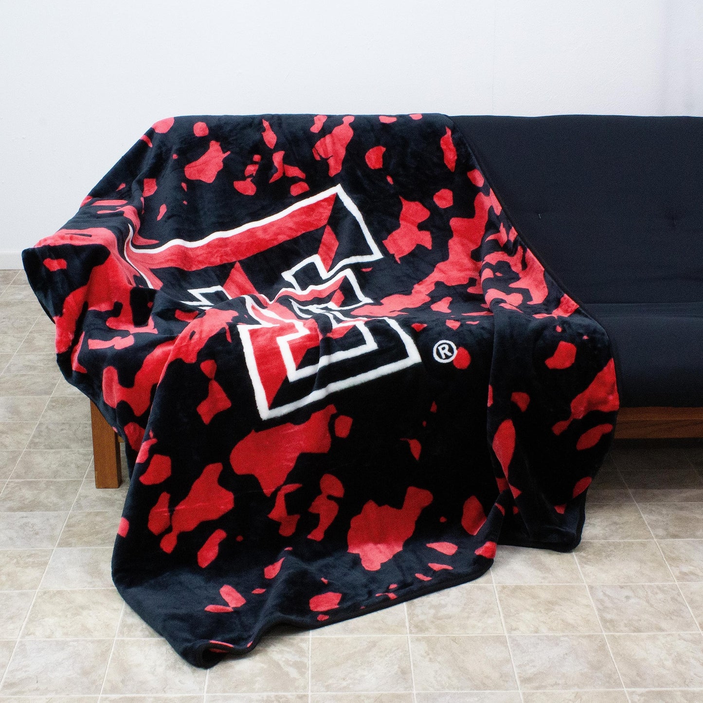 Everything Comfy Georgia Bulldogs Soft and Warm Huge Raschel Throw Blanket, 86" x 63"