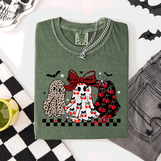 Retro Halloween Ghosts, Checkered Pattern, Vintage Halloween Imagery, Nostalgic Seasonal Artwork Comfort Colors Tee