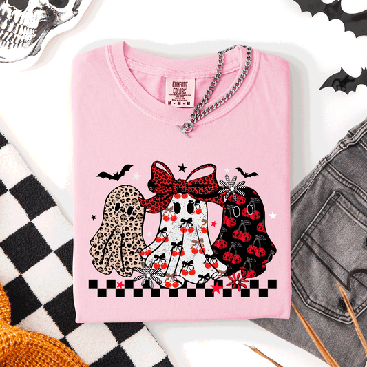 Retro Halloween Ghosts, Checkered Pattern, Vintage Halloween Imagery, Nostalgic Seasonal Artwork Comfort Colors Tee